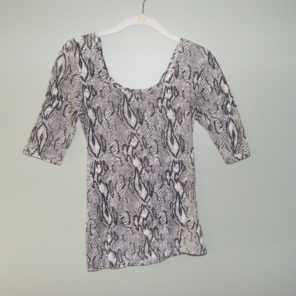 Black and White Snakeskin Print Top - Picture 2 of 14